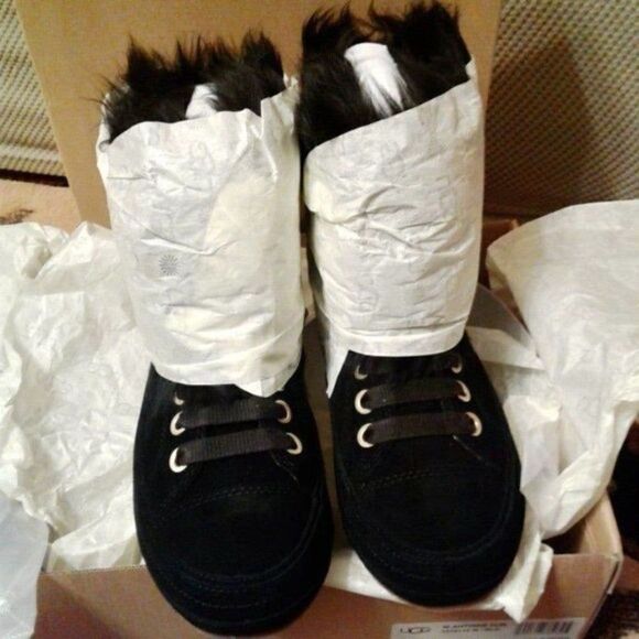 UGG Women's size 6M Ankle Boot - Picture 7 of 8